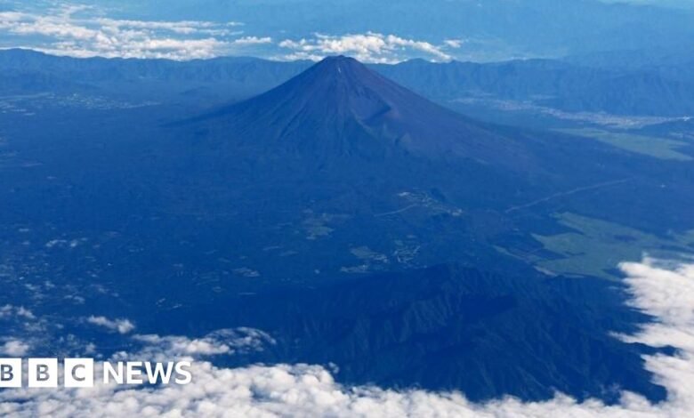 Father leaves 7-year-old son alone on Mount Fuji to continue hike Father leaves 7-year-old son alone on Mount Fuji to continue hike
