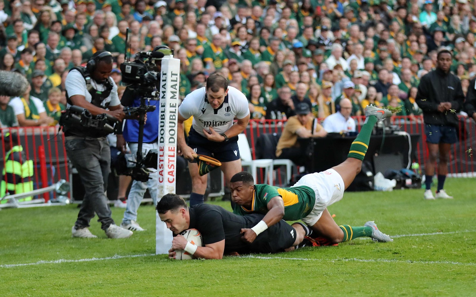 Will Jordan scores a try.