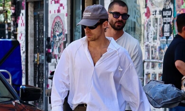 Harry Styles and Zoë Kravitz Do Fall Boyfriend-Summer Girlfriend Style Harry Styles and Zoë Kravitz Do Fall Boyfriend-Summer Girlfriend Style
