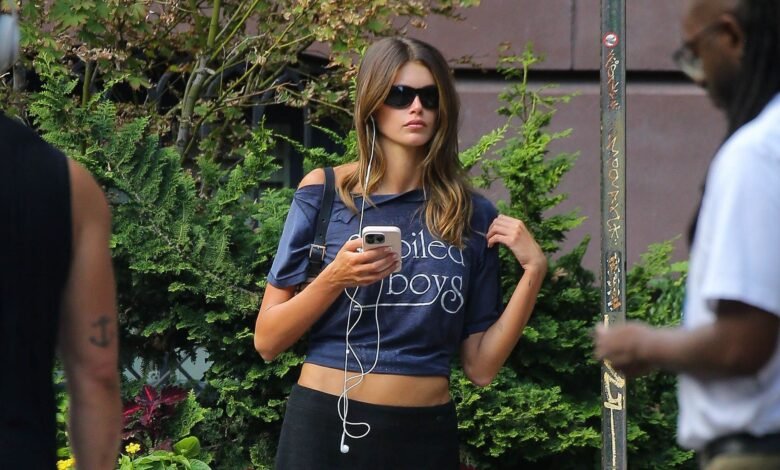 Kaia Gerber Steps Out in a IYKYK Fashion Tee Kaia Gerber Steps Out in a IYKYK Fashion Tee