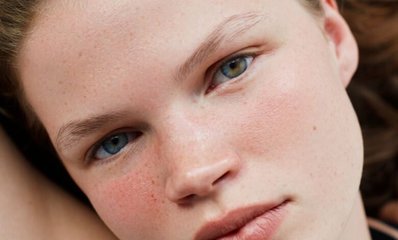 Hydrate vs Moisturize: What Benefits Aging Skin More? Hydrate vs Moisturize: What Benefits Aging Skin More?