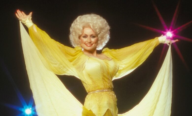 “She Doesn’t Follow Trends”; Dolly Parton’s Longtime Stylist on Her One-of-a-Kind Style “She Doesn’t Follow Trends”; Dolly Parton’s Longtime Stylist on Her One-of-a-Kind Style