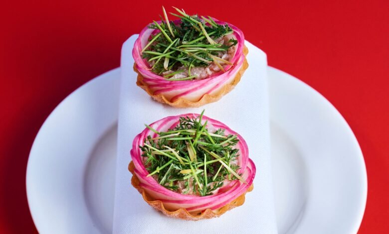 How Our Editors Pick the Best New Restaurants How Our Editors Pick the Best New Restaurants