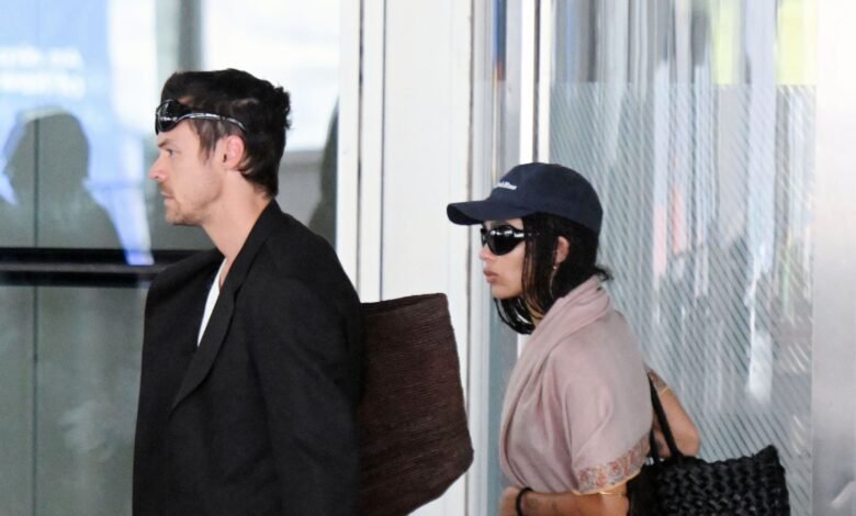 Harry Styles and Zoë Kravitz Propose Different Approaches to the Travel Outfit Harry Styles and Zoë Kravitz Propose Different Approaches to the Travel Outfit