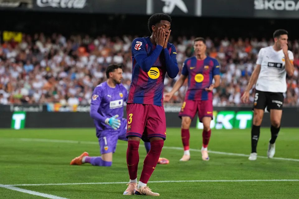 Barcelona defender still intends to stay despite growing speculation over future (2)