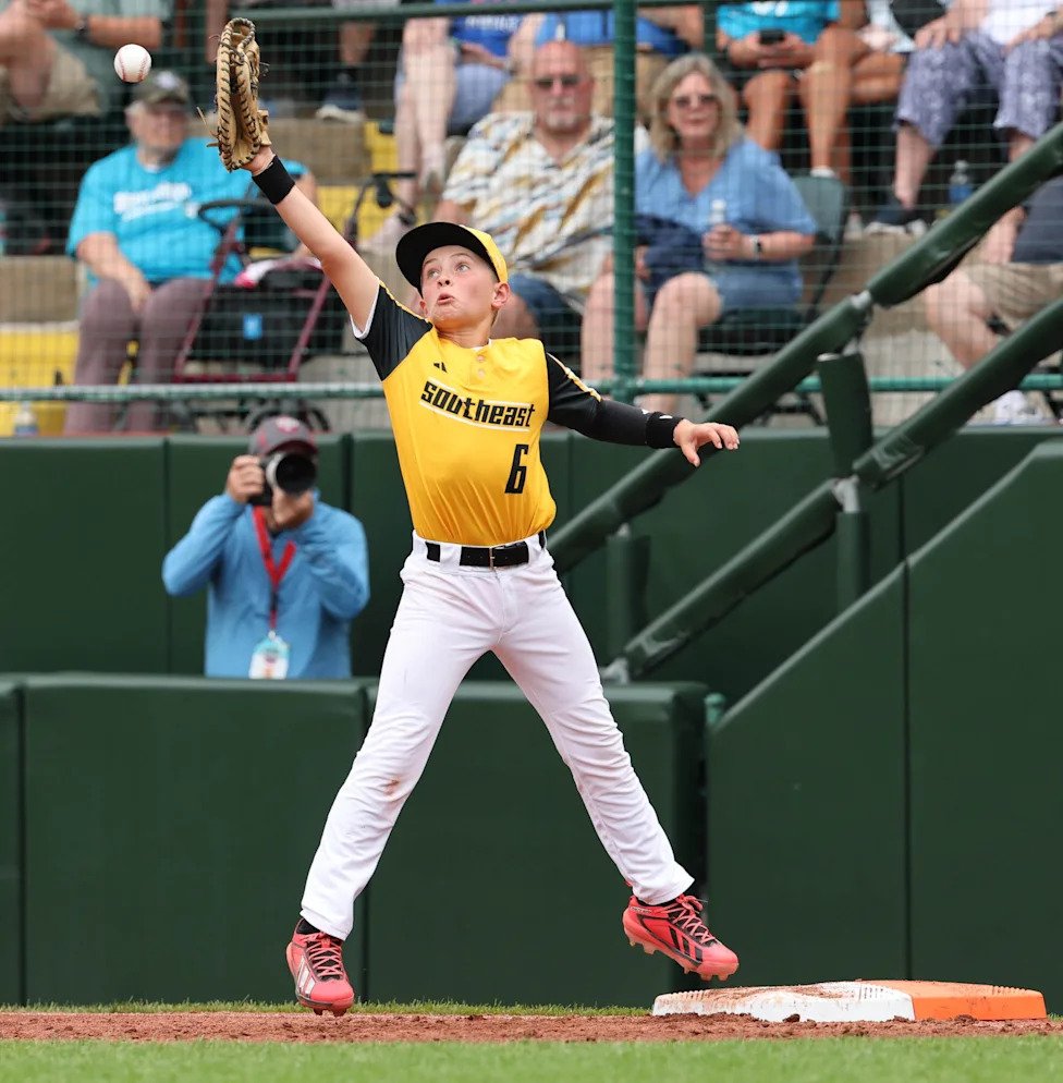 First basemen Ryker Rasmus of Phenix, AL (Southeast Region) catch make the catch against Tacoma, WA (Northwest Region) at the