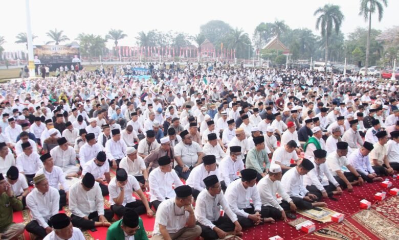 Indonesians brave choking smoke to pray for rain as country battles wildfires