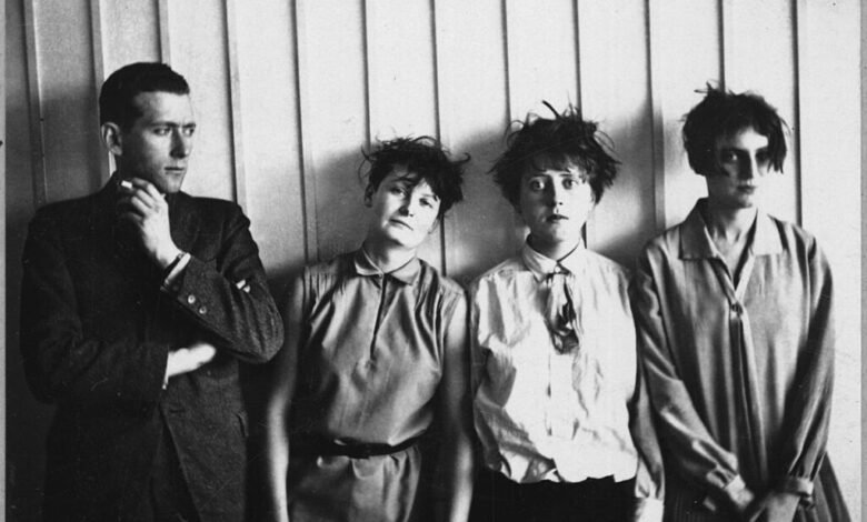 See Hip, Avant-Garde Photographs of Female Students & Instructors at the Famous Art School See Hip, Avant-Garde Photographs of Female Students & Instructors at the Famous Art School