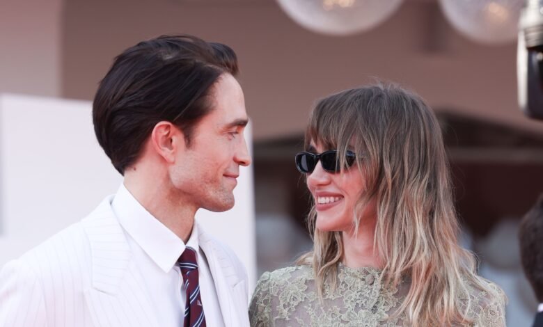 Robert Pattinson and Suki Waterhouse Get Romantic in Contrasting Couple Style at Venice Film Festival Robert Pattinson and Suki Waterhouse Get Romantic in Contrasting Couple Style at Venice Film Festival