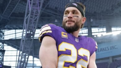 Vikings safety Smith agrees to deal, back for 15th season