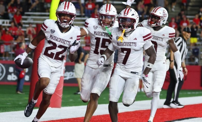 UMass ends its 16-game losing streak with 37 UMass ends its 16-game losing streak with 37