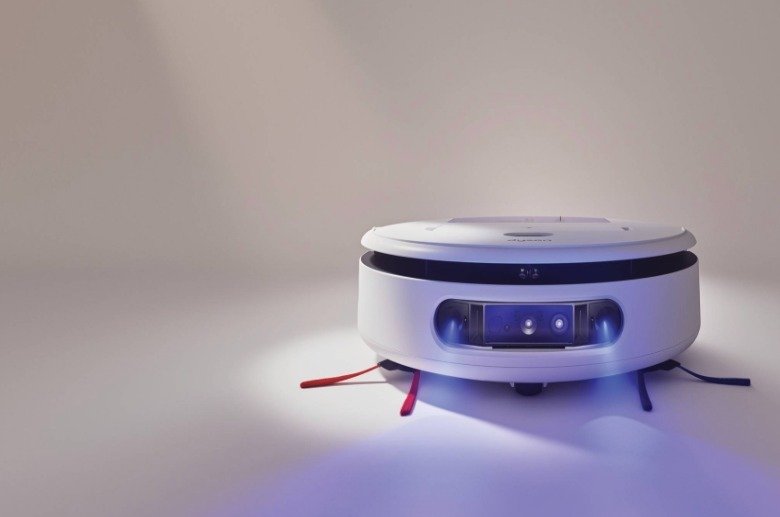 Dyson's new R3 Nurovi Spot+Scrub UV robot vacuum.