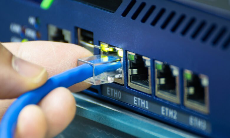 Ethernet splitter vs switch: What’s the difference and how do you use them? Ethernet splitter vs switch: What’s the difference and how do you use them?