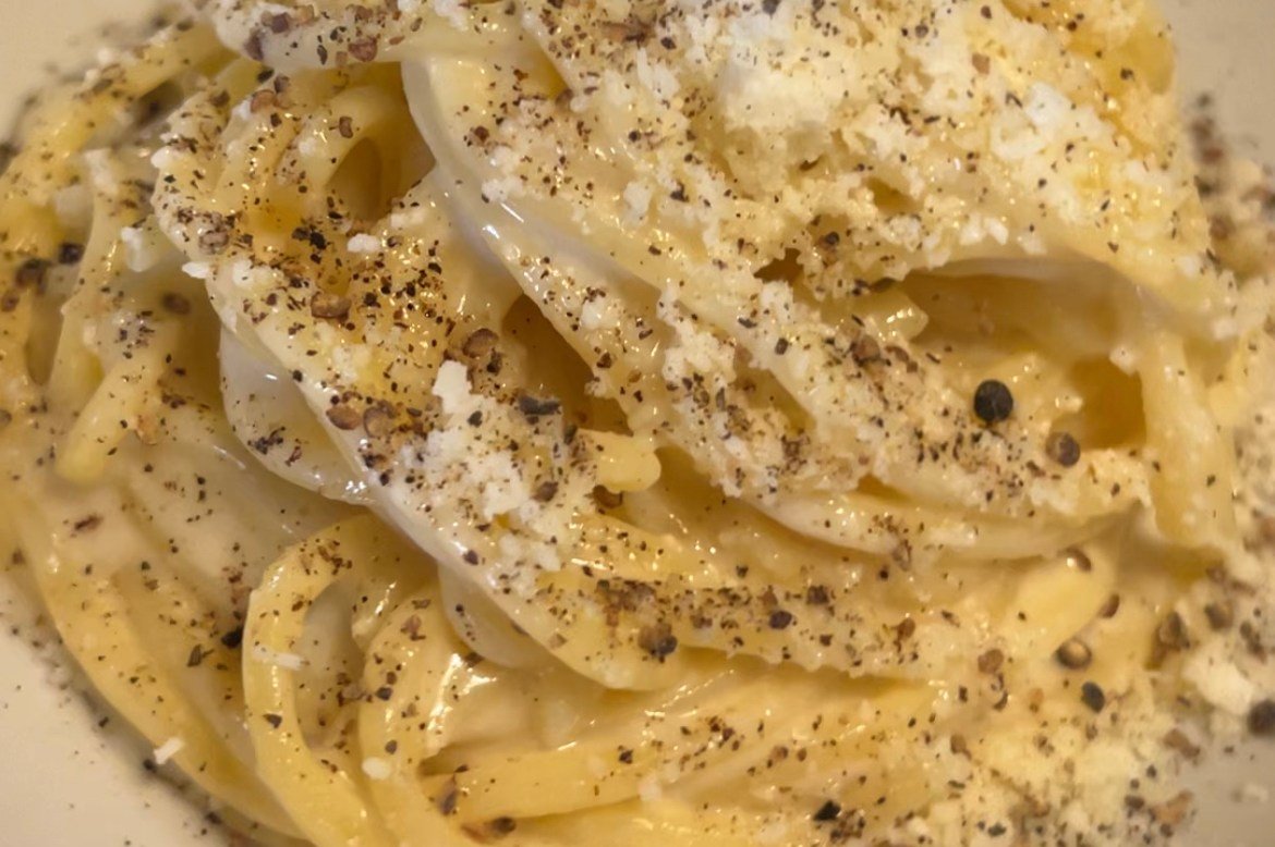 A bowl of cacio e pepe pasta.